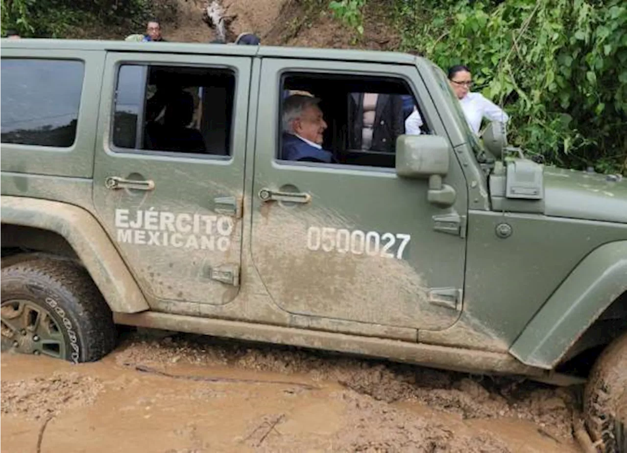 Tras horas atascado, AMLO llega a Acapulco para evaluar los daños de ‘Otis’