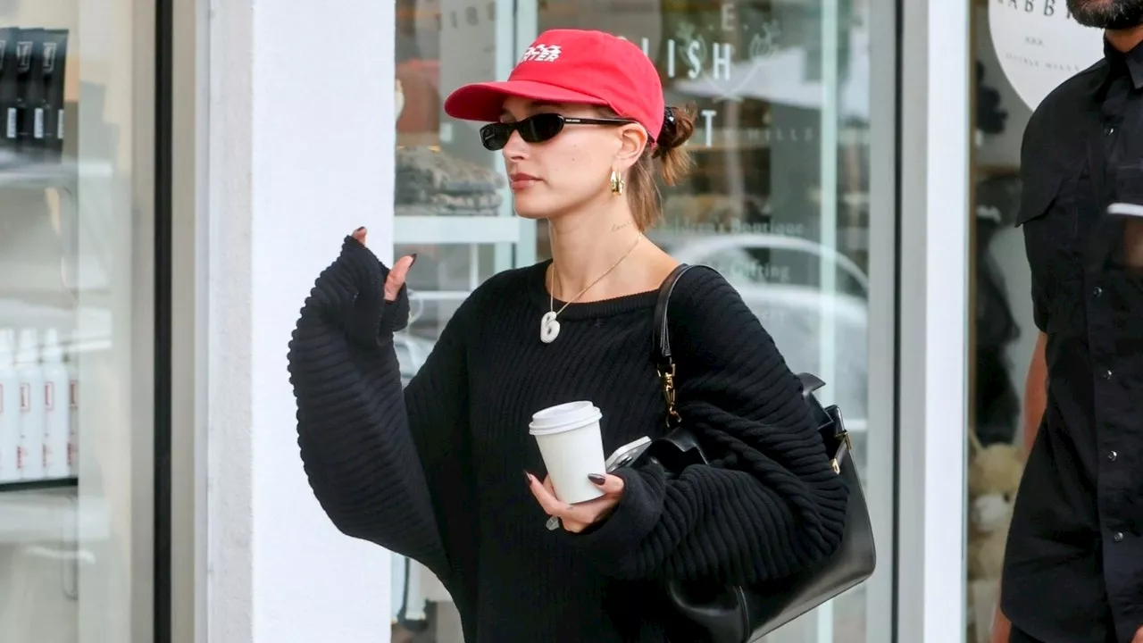 Hailey Bieber troque ses mocassins contre les sneakers Nike stars des années 1990