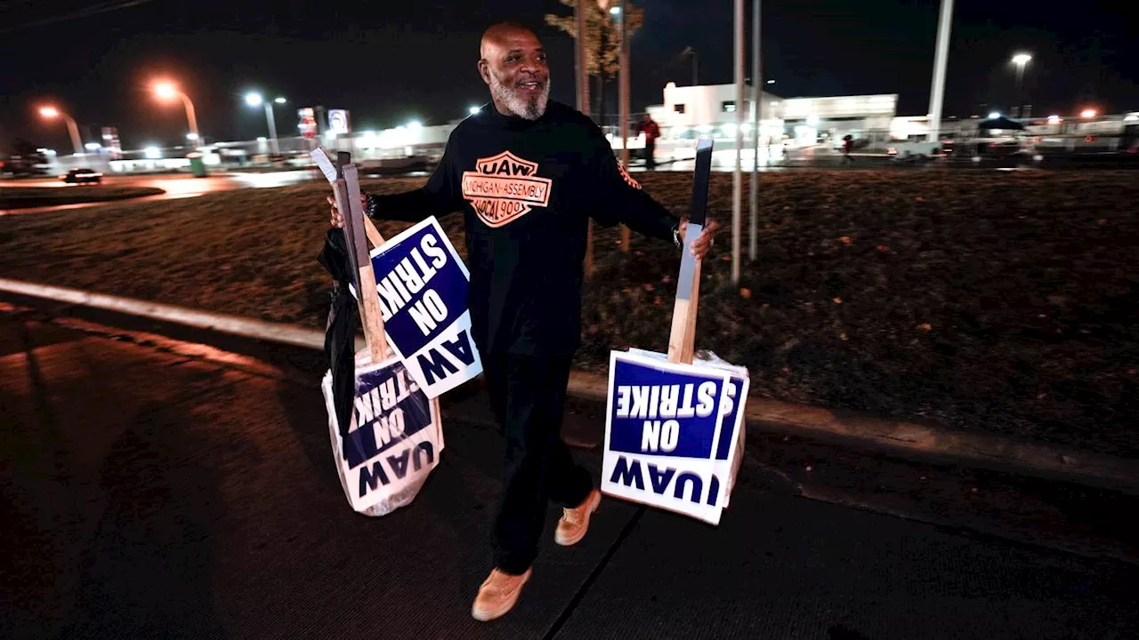 Autoworkers reach a deal with Ford, a breakthrough toward ending strikes against Detroit automakers