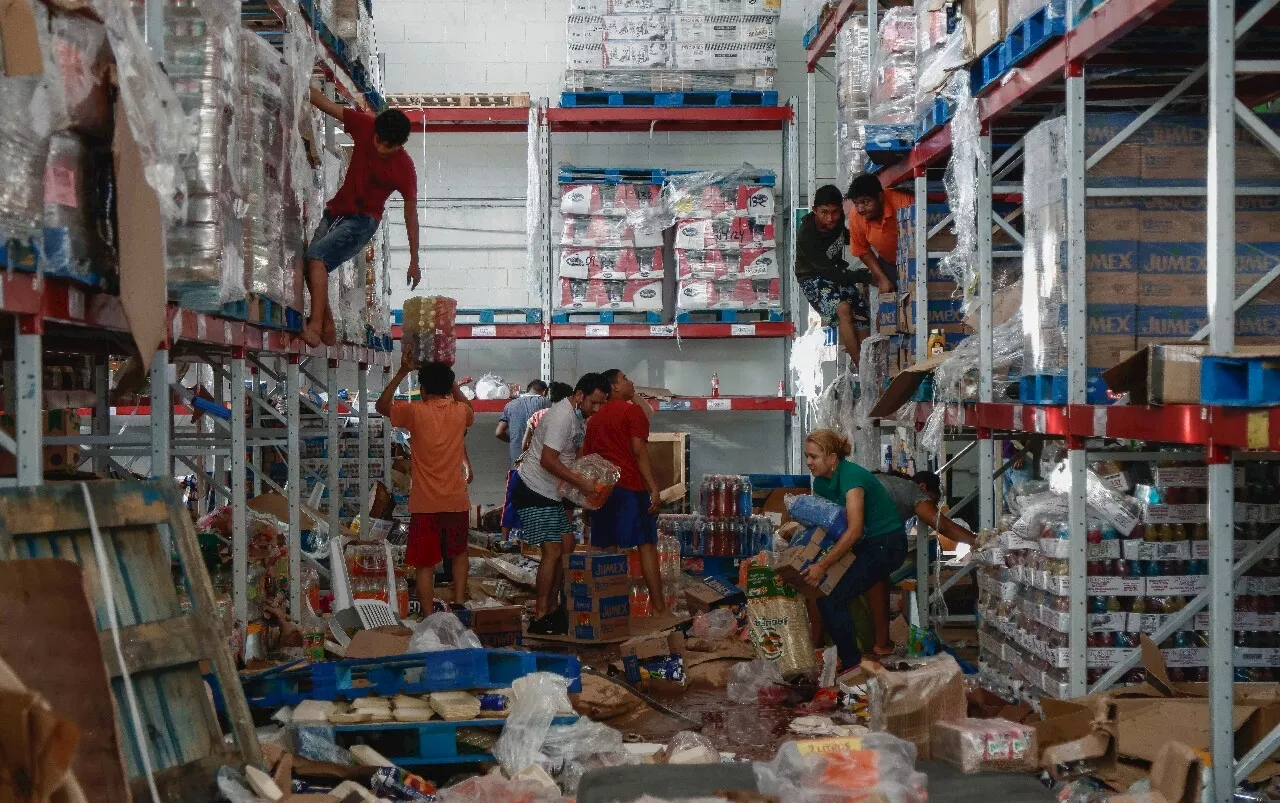 'L'instinct de survie': dans Acapulco dévastée, les habitants se servent dans les commerces