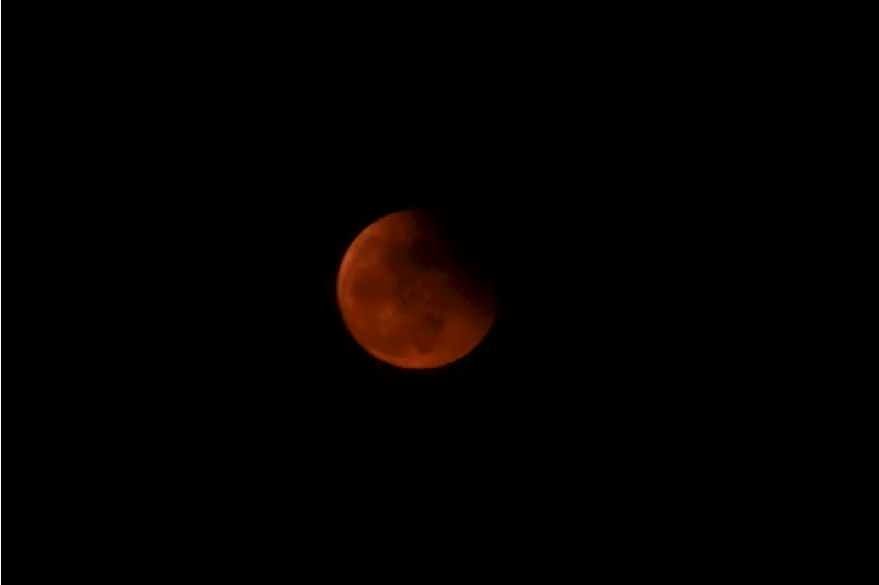 Ottobre esce di scena con un'eclissi parziale di Luna