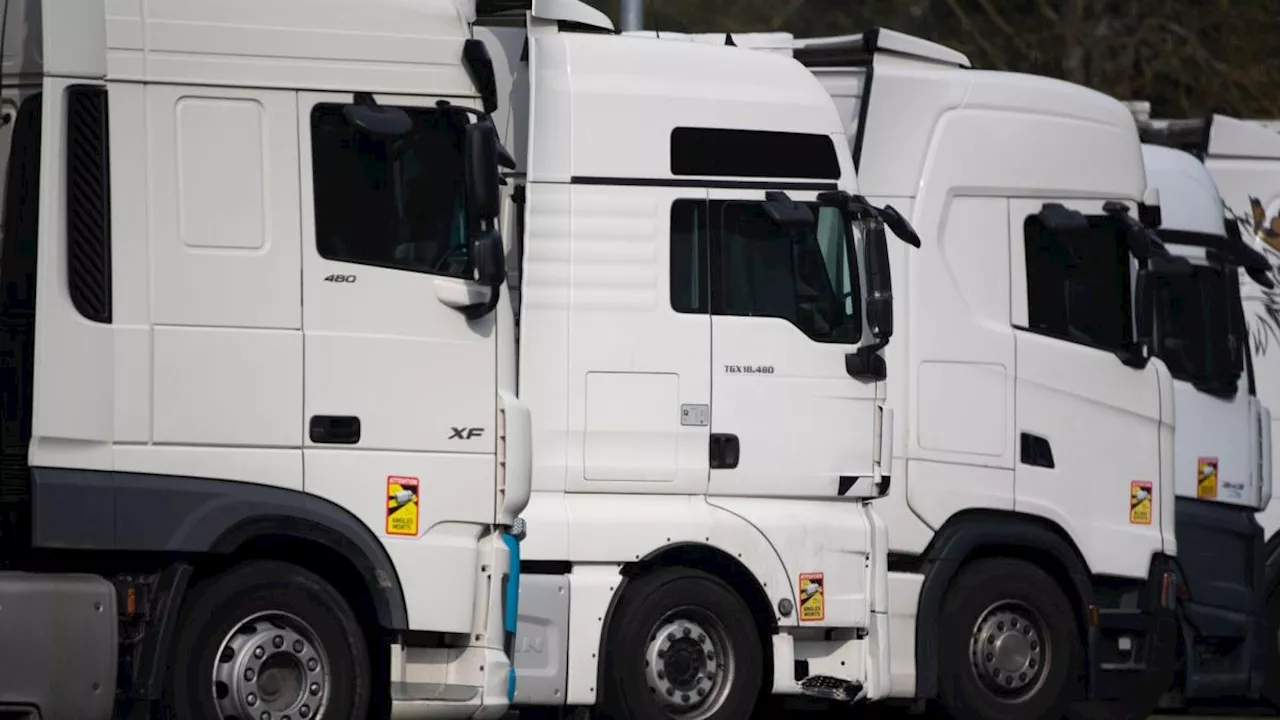 Lkw bleibt an B16-Brücke hängen - 10.000 Euro Schaden