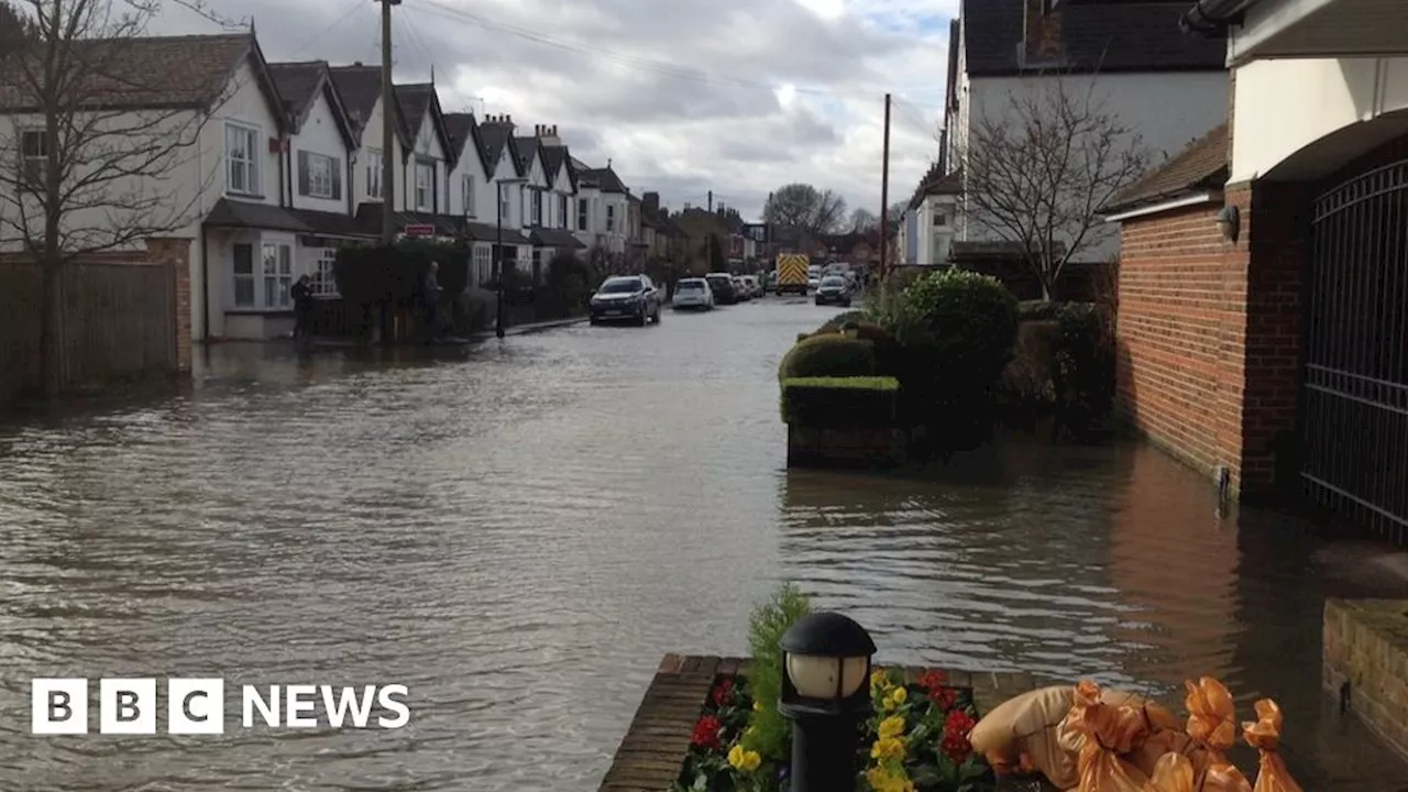 Thames Ditton residents taught how to prepare for floods