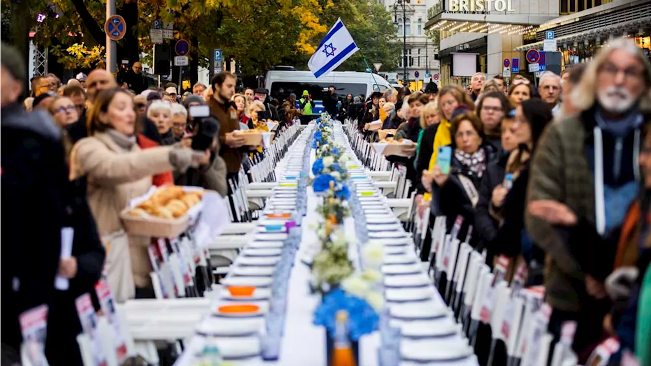 220 leere Stühle erinnern an Hamas-Geiseln