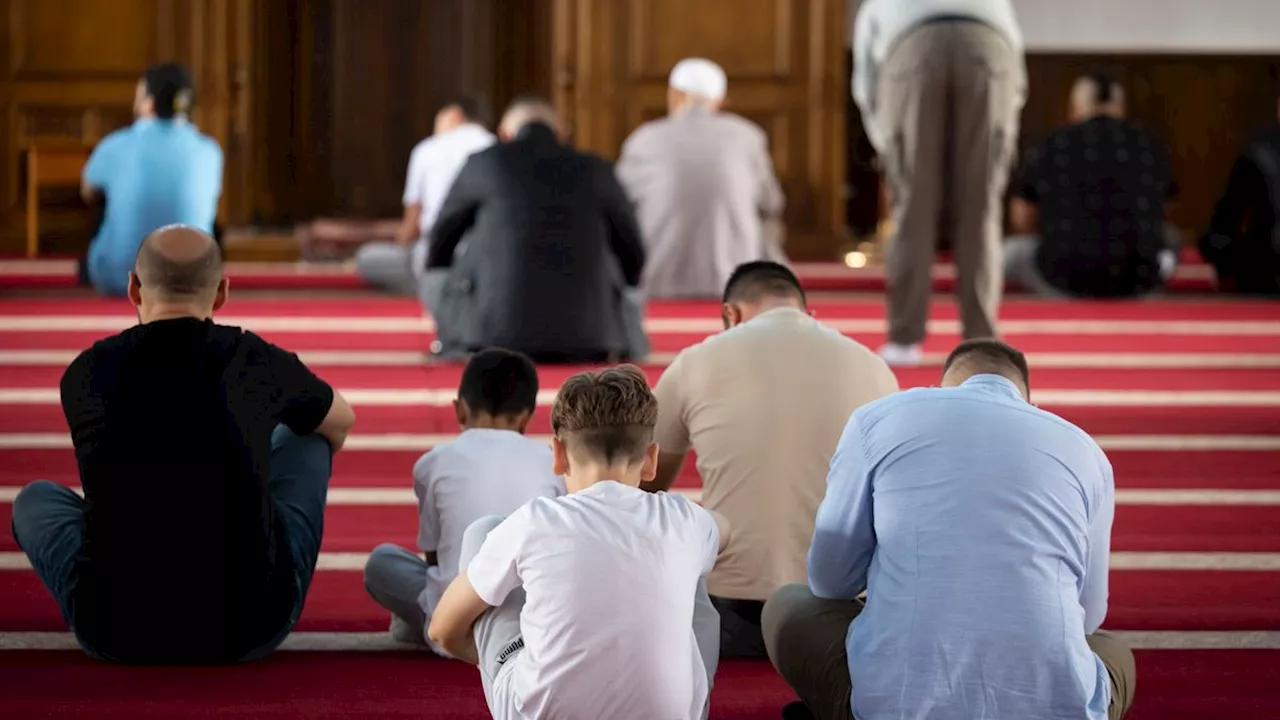 Signal gegen Hass und Gewalt: Vertreter jüdischer Gemeinden besuchen Moschee in Bochum