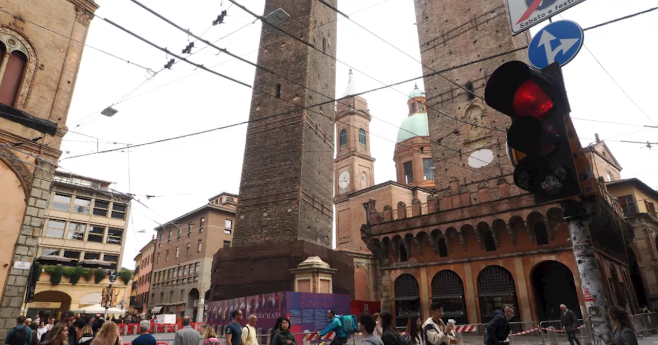 Bologna, per consentire il restauro della Garisenda la piazza sotto le Due Torri “resterà chiusa per…