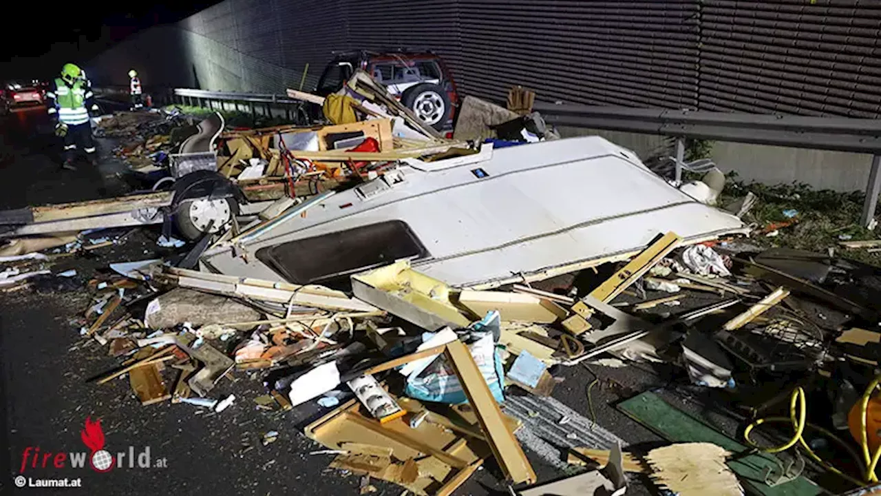 Unfall auf der A25 Welser Autobahn - Wohnwagengespann zerfetzt