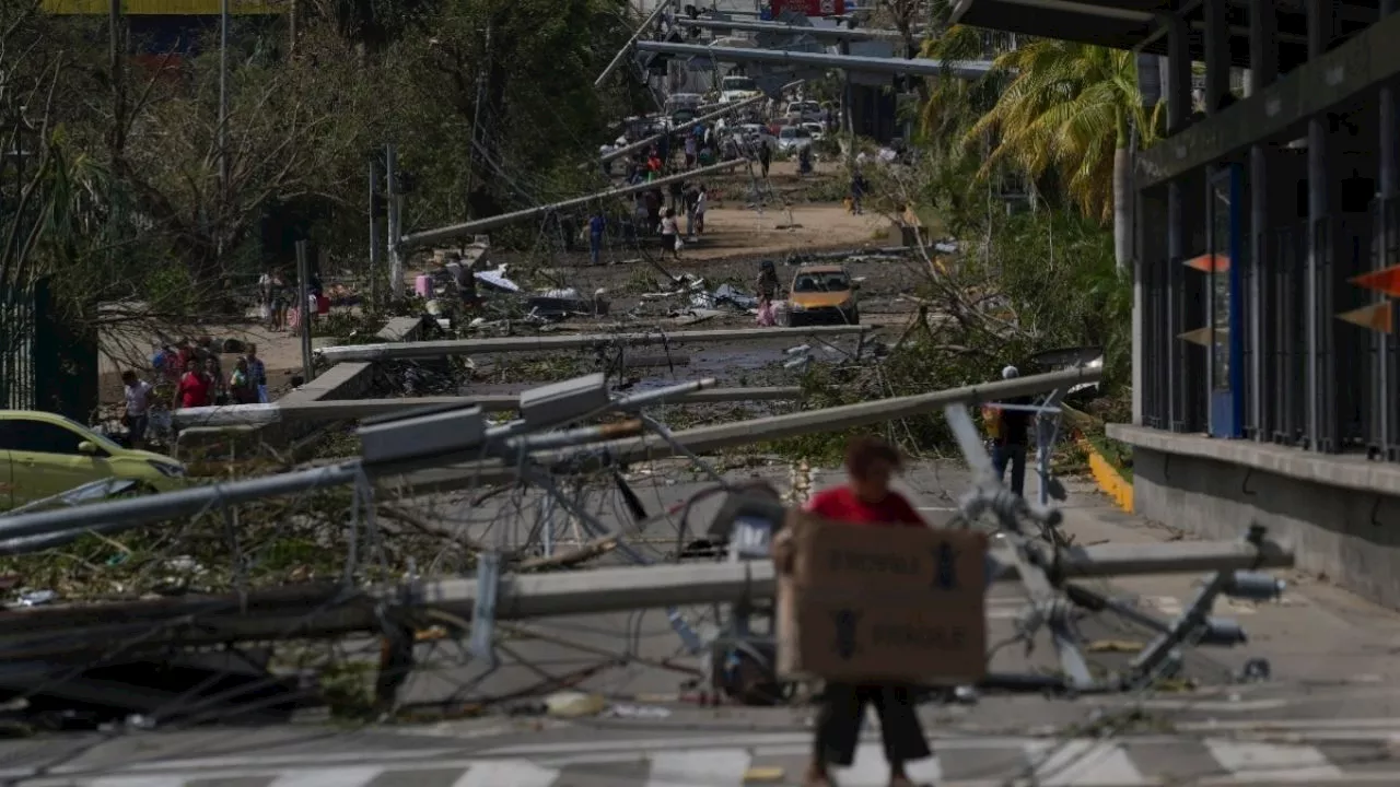 Huracán Otis buscar comida familiares Acapulco guerrero devastado