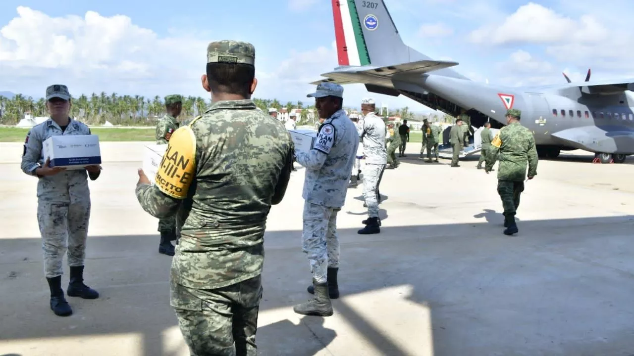 Las Fuerzas Armadas de México comienzan con la entrega de ayuda humanitaria en Guerrero tras el paso de &quot;Otis&quot;