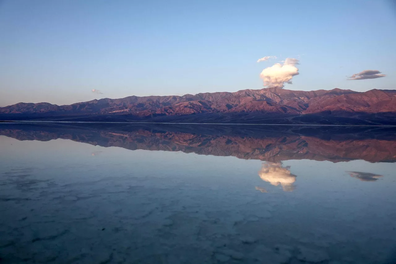 Ausgedörrte Salzebene im Death Valley verwandelt sich nach Hurrikan in See