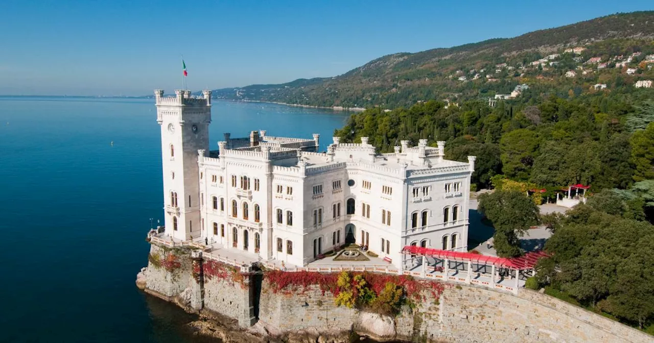 Tourist springt verbotenerweise ins Meer am Miramare-Schloss