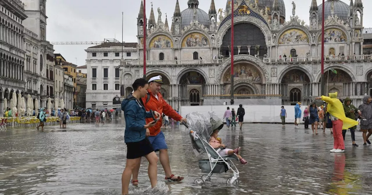 Venedig setzt Flutschutztore ein, um Flutwelle abzuwehren