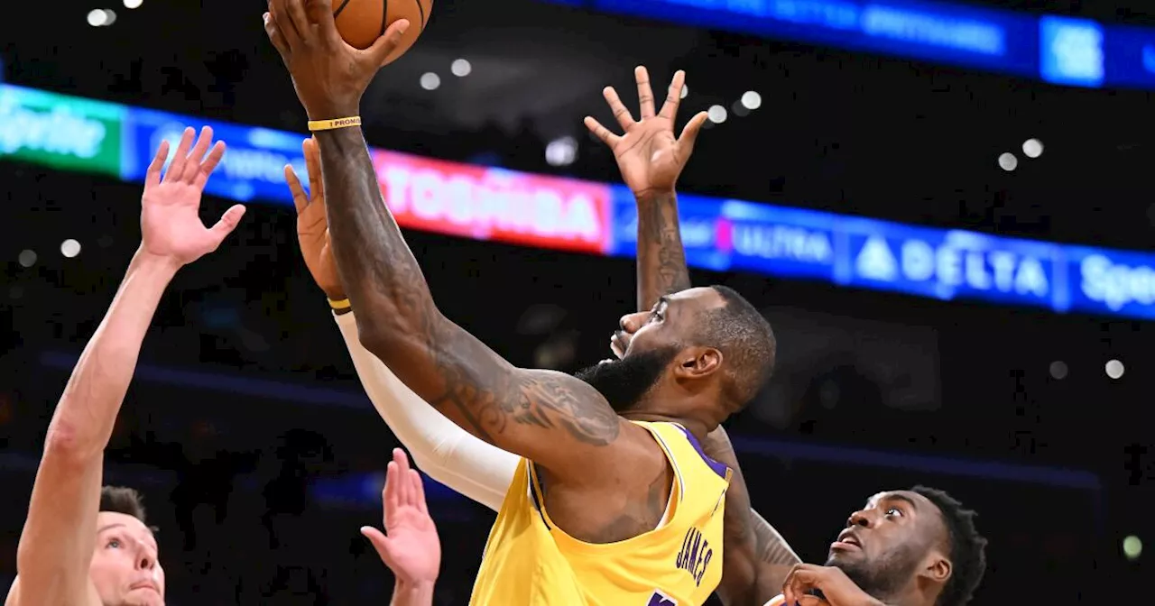 LeBron James dominates late to power Lakers' comeback win over Suns