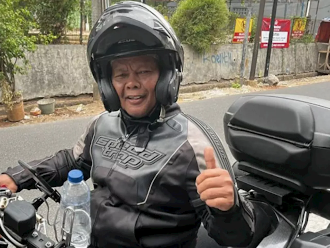 Ujang Slamat Tunggangi Sepeda Motor Tempuh 2.000 Kilometer