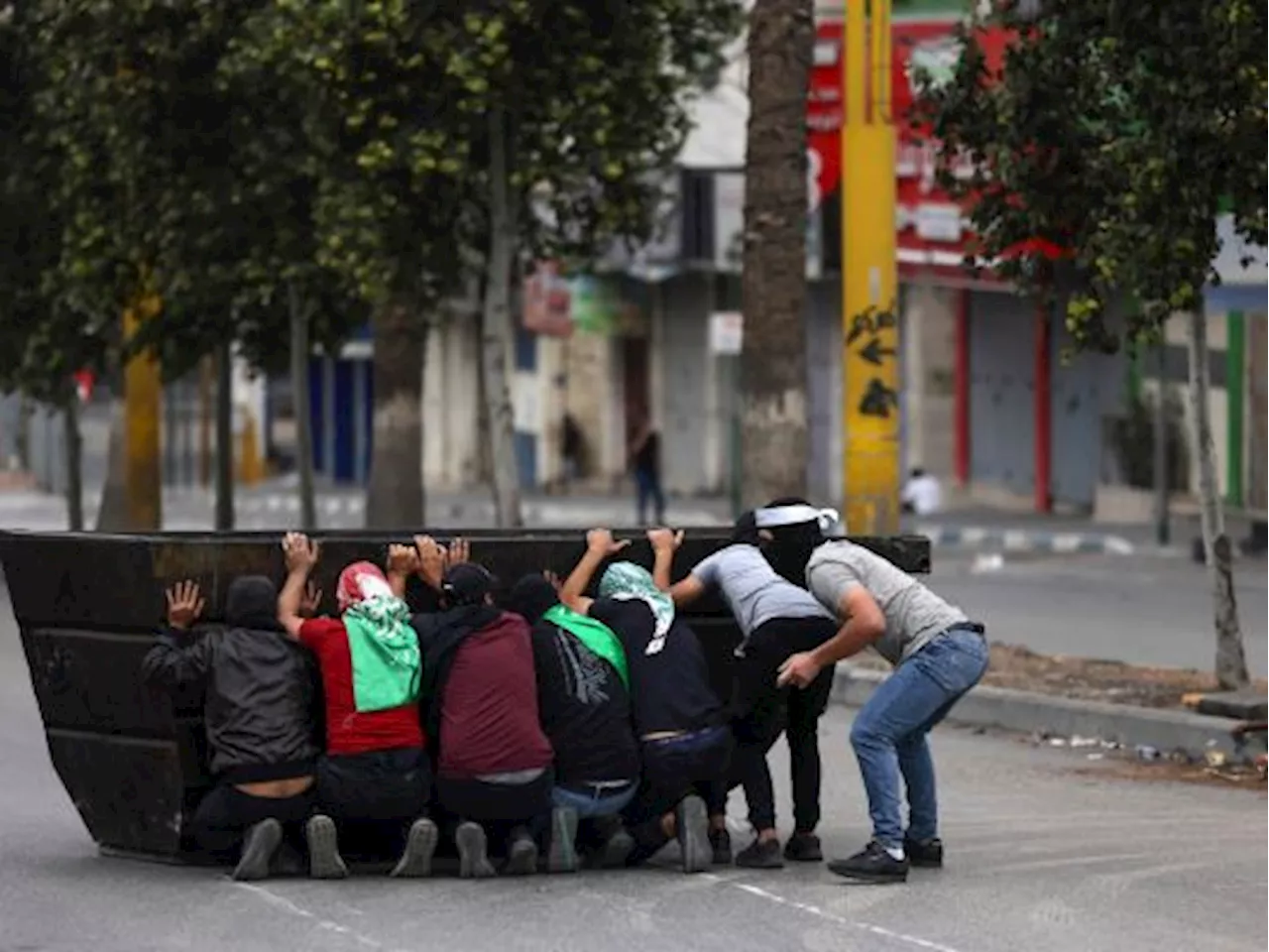 Warga Palestina di Tepi Barat Berkumpul Mendukung Gaza