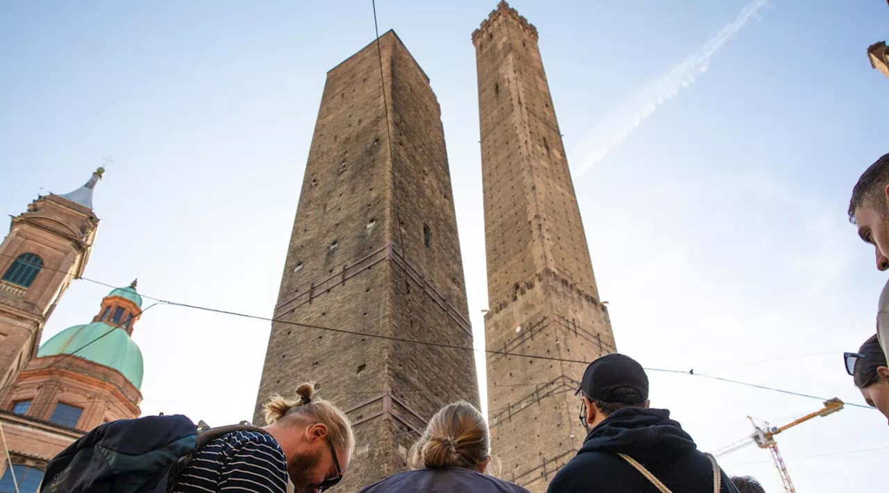 Bologna, la piazza sotto le Due Torri in fase di restauro resterà chiusa per anni