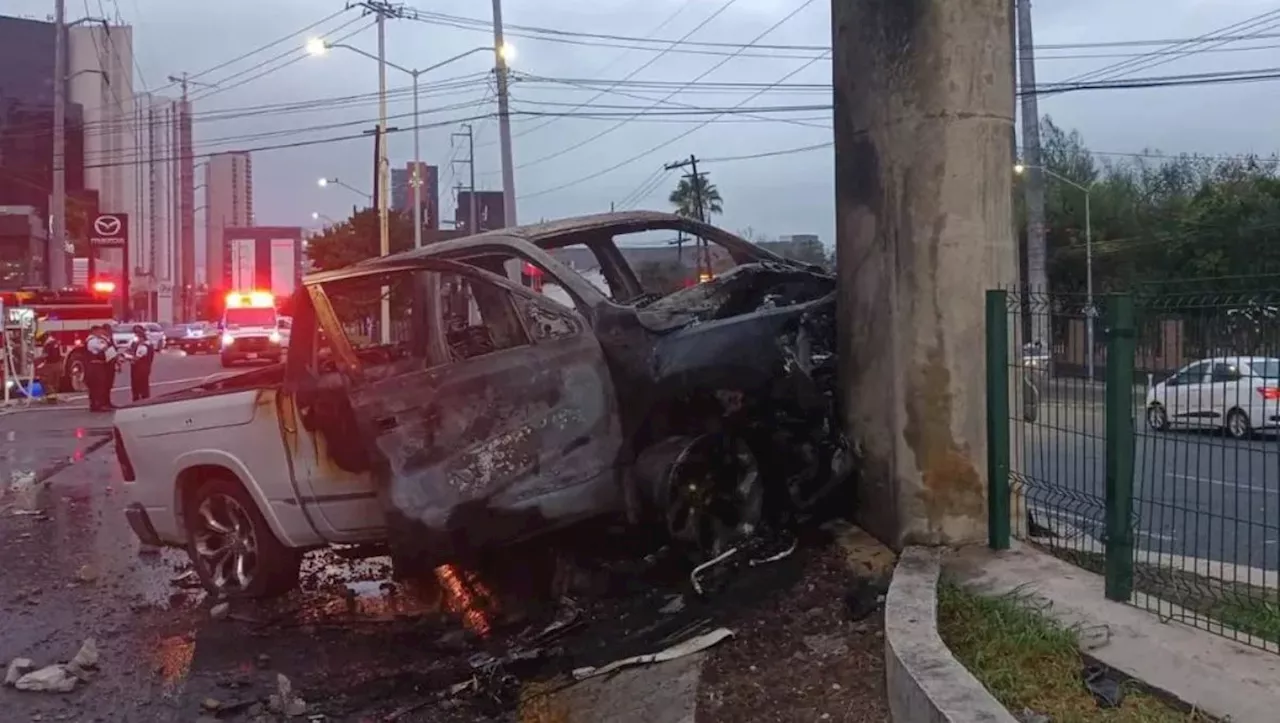 Conductor muere tras chocar en avenida Vasconcelos en San Pedro; camioneta se incendió