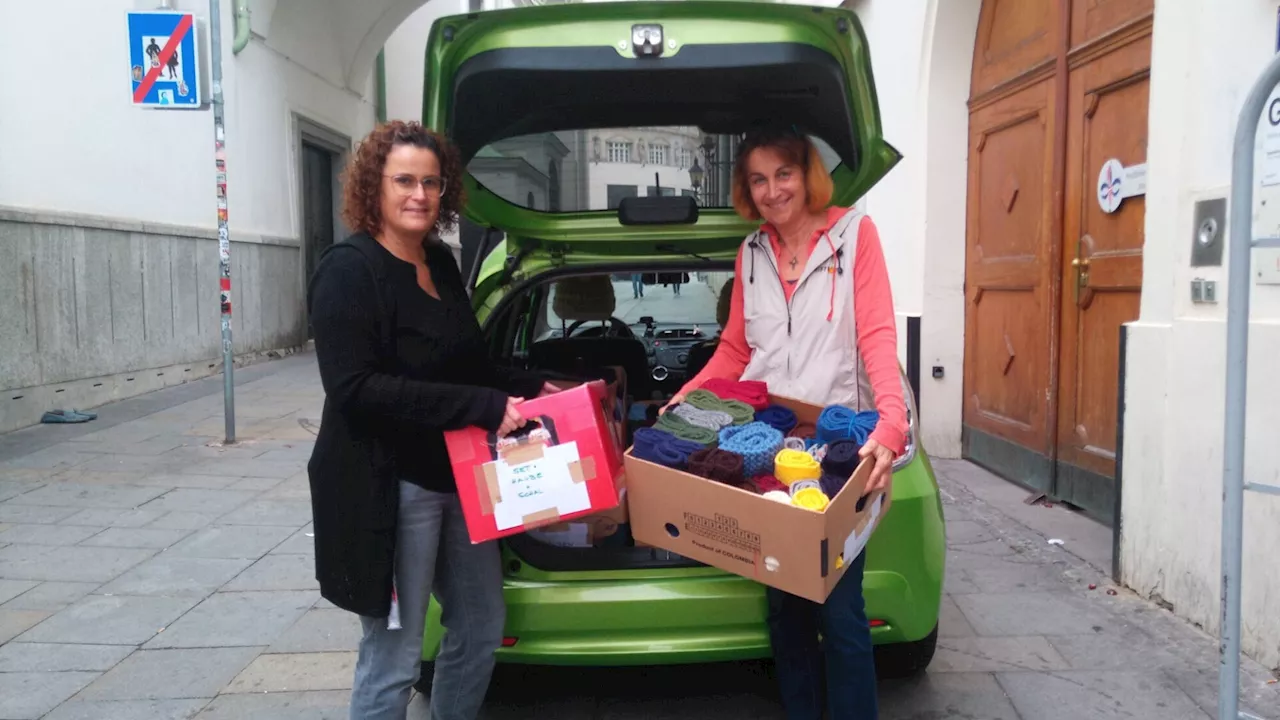 Strickomas und Strickerinnen helfen Obdachlosen mit handgearbeiteten Wärmespender