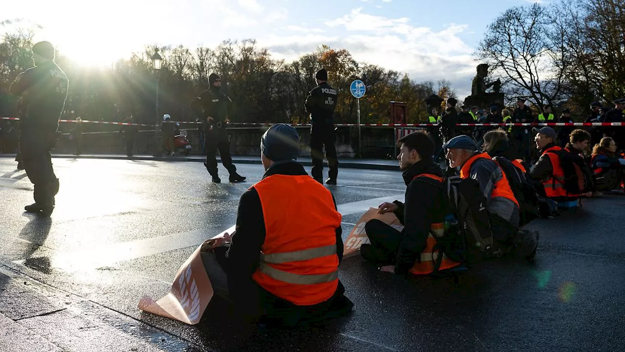 Berlin & Brandenburg: Klimaaktivisten blockieren Straßen in Berlin