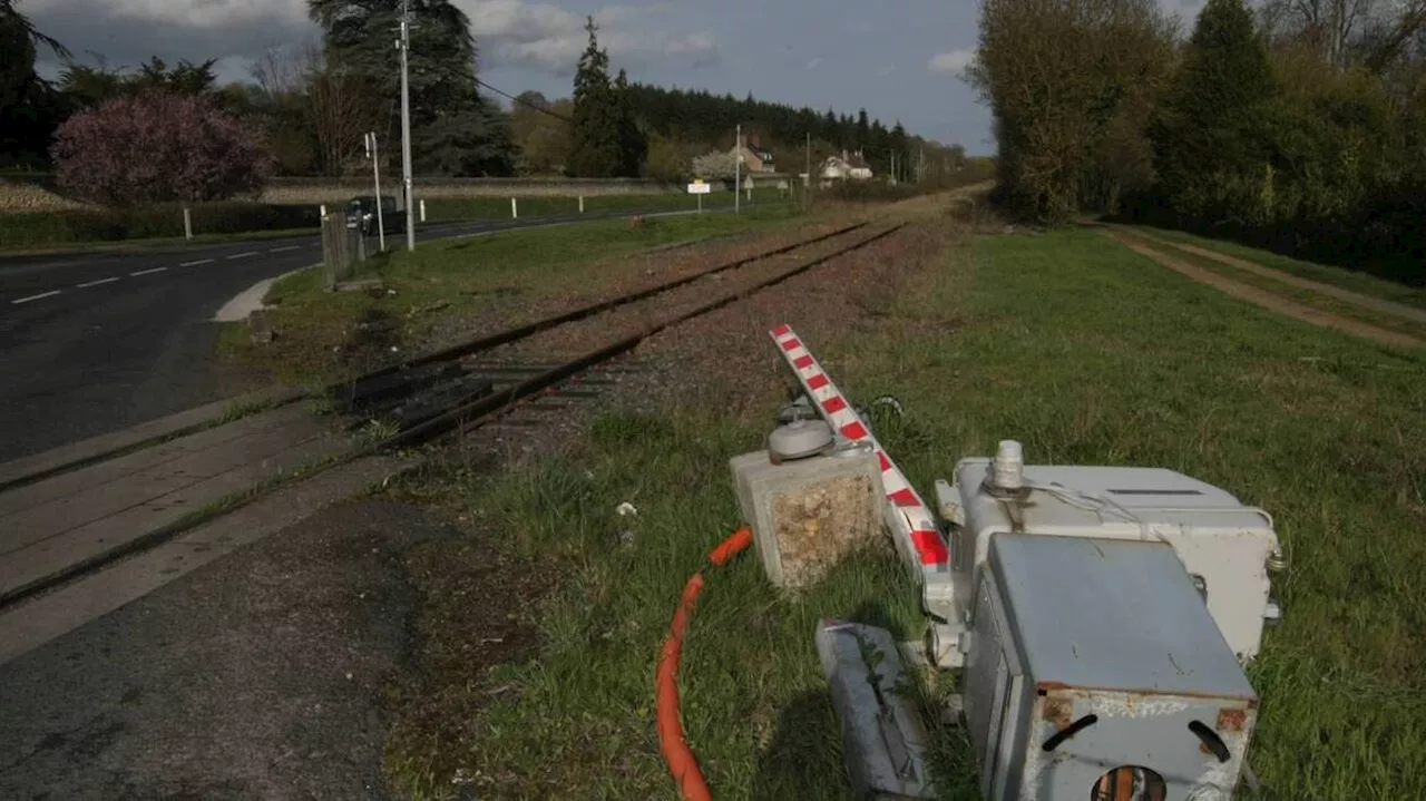 Deux-Sèvres : un poids lourd force une barrière d’un passage à niveau, un train arrêté