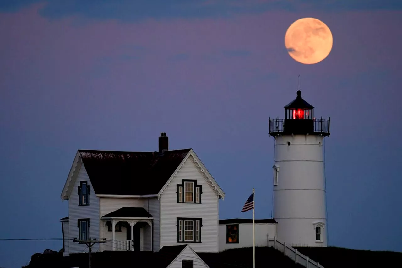 Full hunter’s moon to shine this weekend, followed by 3 meteor showers