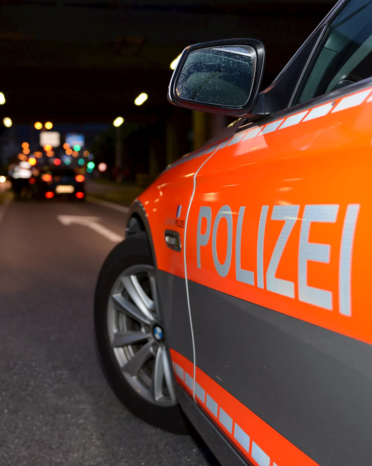 Autofahrer touchiert Fußgänger in Kreisverkehr