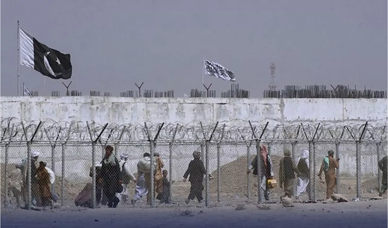 Which border crossings are open for Afghan refugees returning from Pakistan?