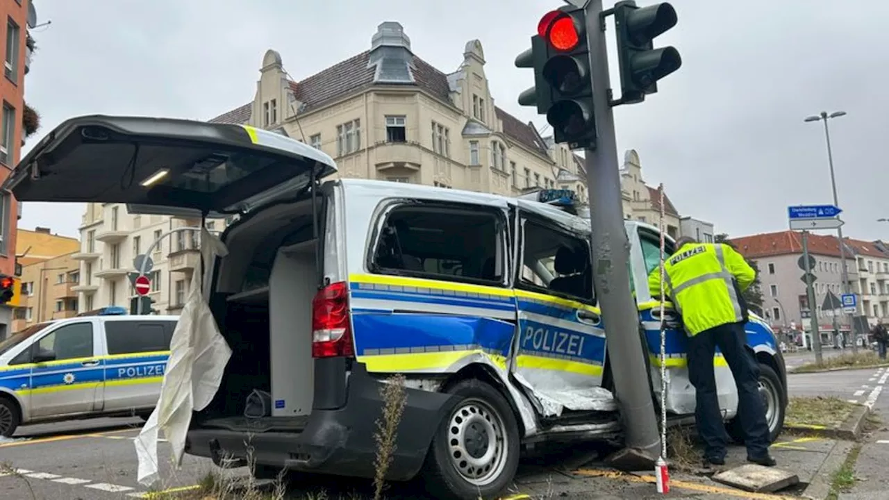 Verkehr: Unfall mit Polizeiwagen in Reinickendorf: Sechs Verletzte