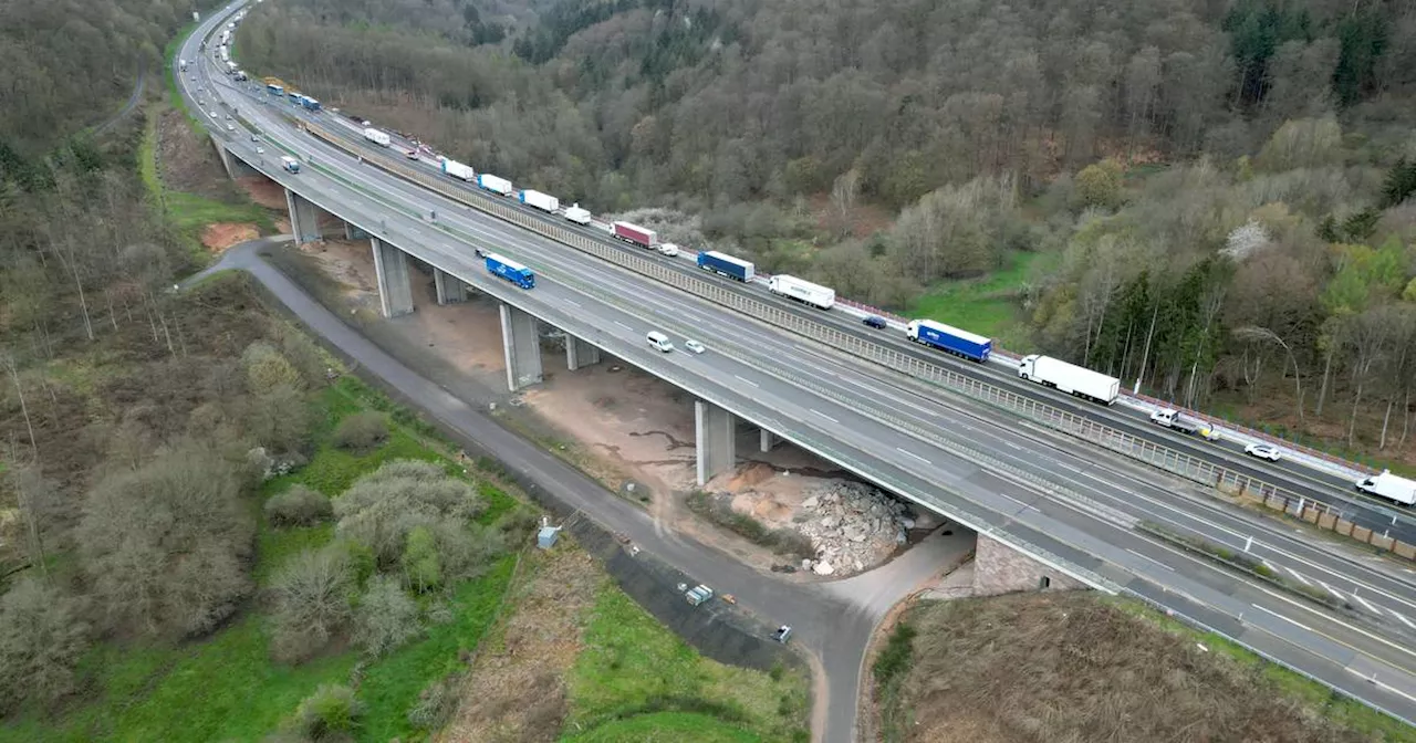 Auto geht auf Grumbachtalbrücke auf der A6 in Flammen auf​