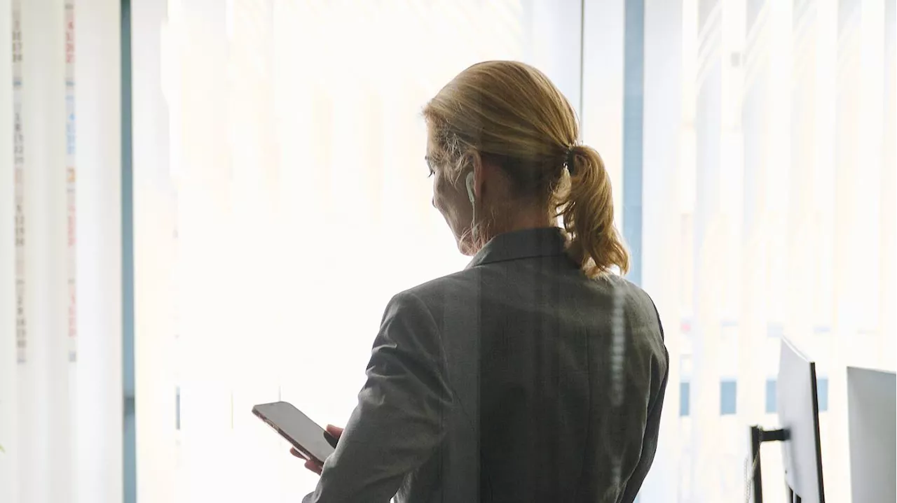 In der Minderheit, aber besseres Gehalt: Frauen in Vorständen verdienen bei Dax-Konzernen mehr als Männer