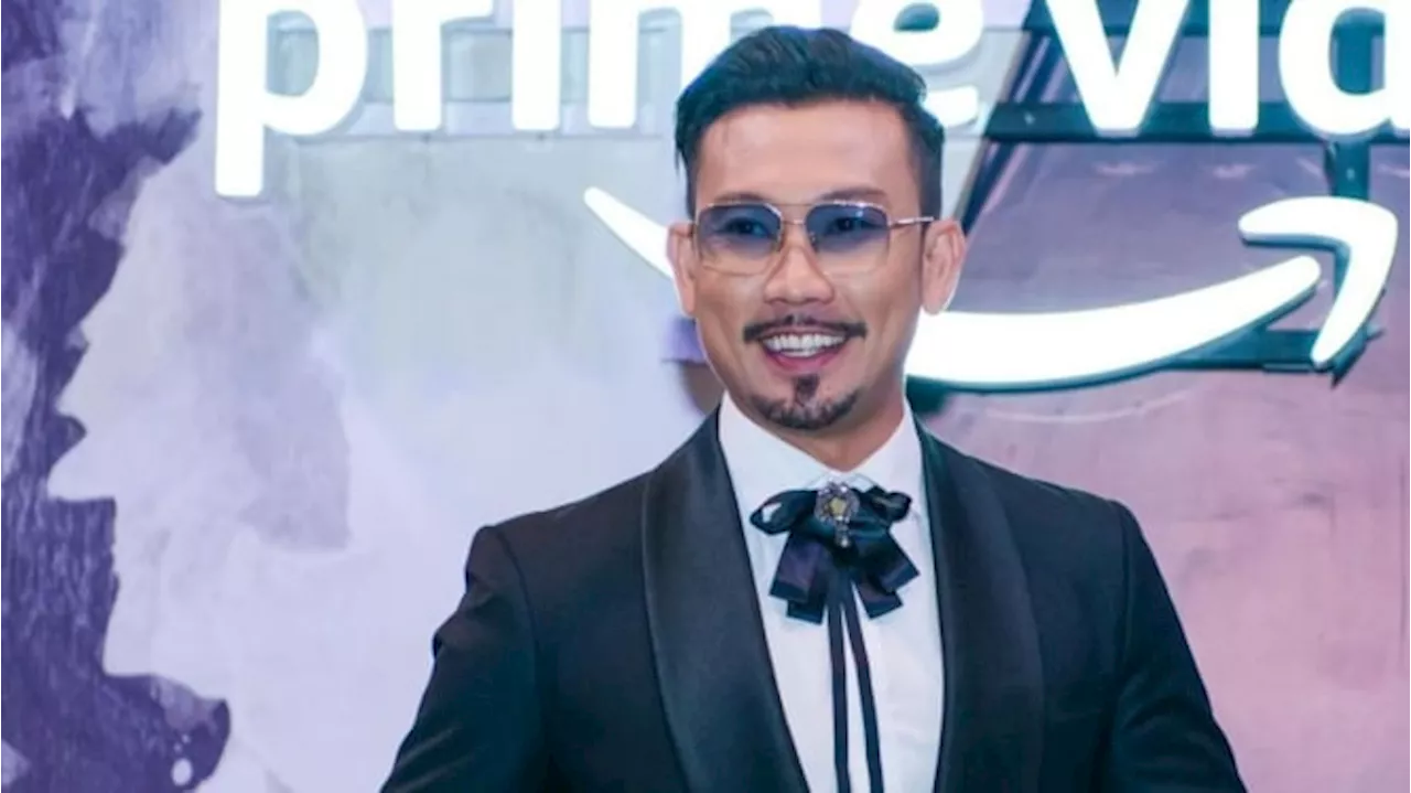 Denny Sumargo Pakai Baju Koko Ajak Istri ke Pesantren Gus Miftah, Mau Login?