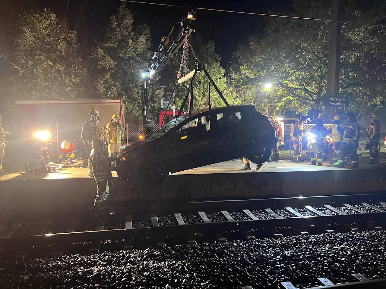 Auto fährt zwei Kilometer auf Bahngleisen