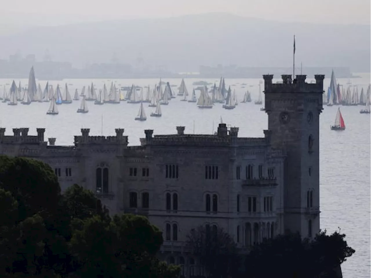 Tourist springt vom Schloss Miramare ins Meer: 1.000 Euro Strafe