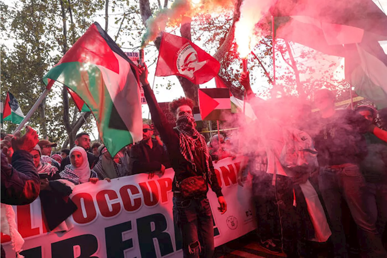 Corteo pro Palestina a Roma, manifestanti rimuovono la bandiera di Israele alla Fao