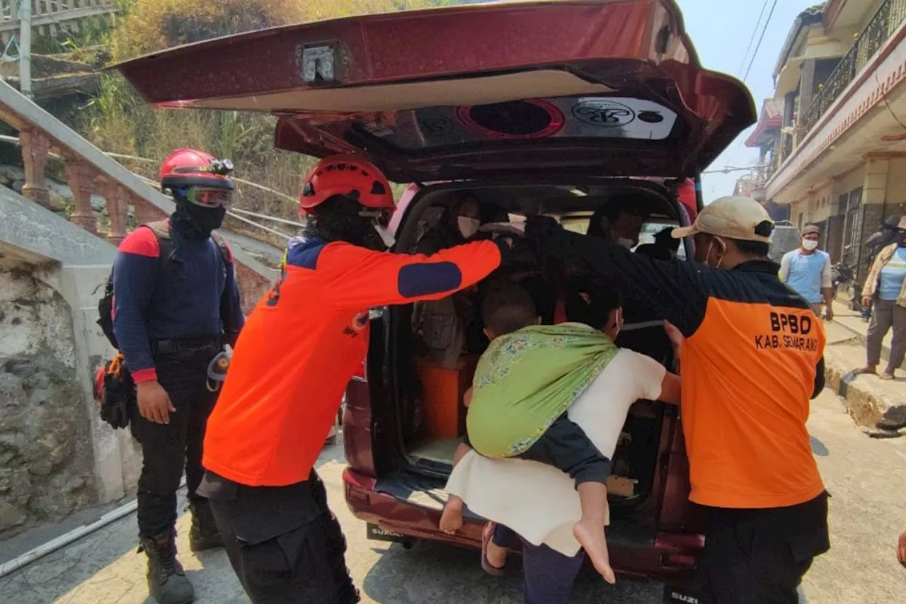 Kebakaran lereng Gunung Merbabu meluas ke puncak