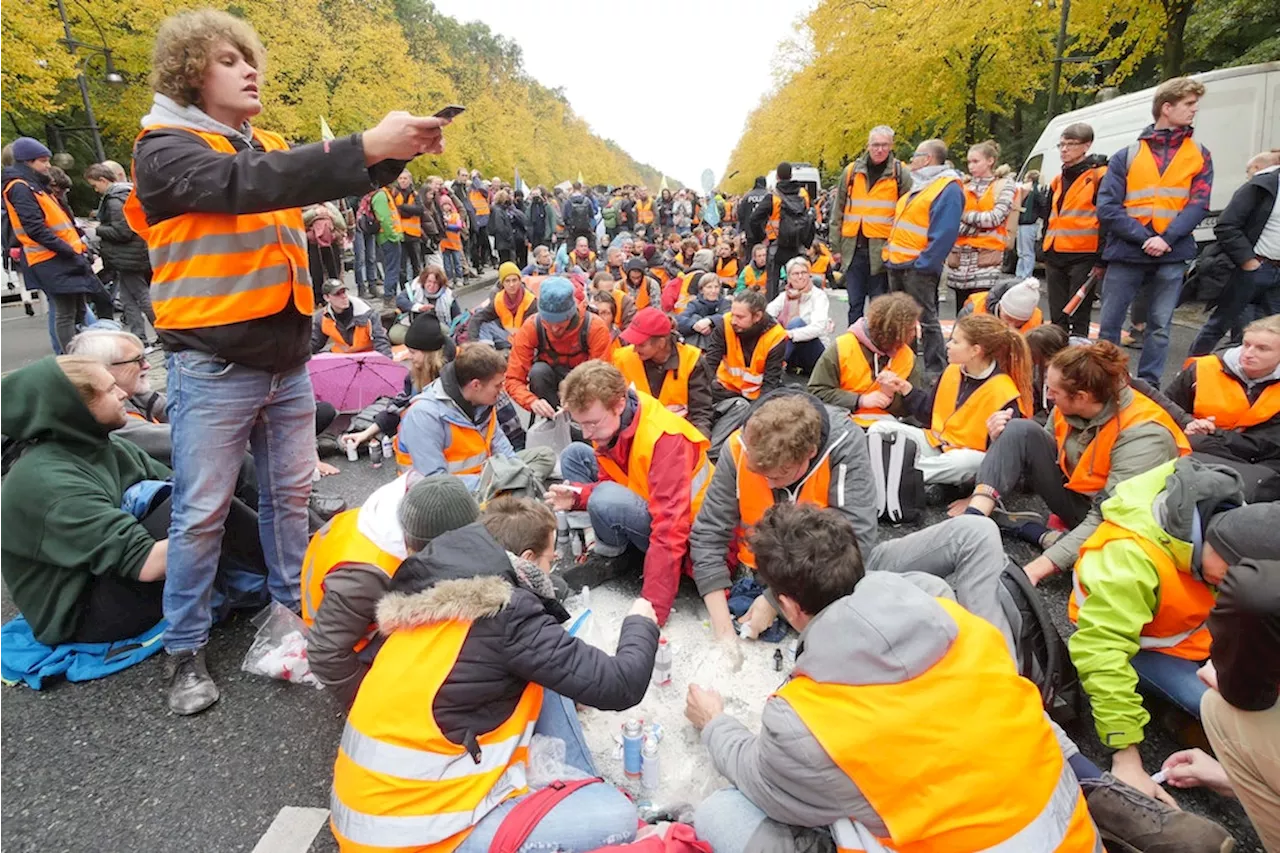 Kollektives Ankleben: Protest gegen fossile Energieträger