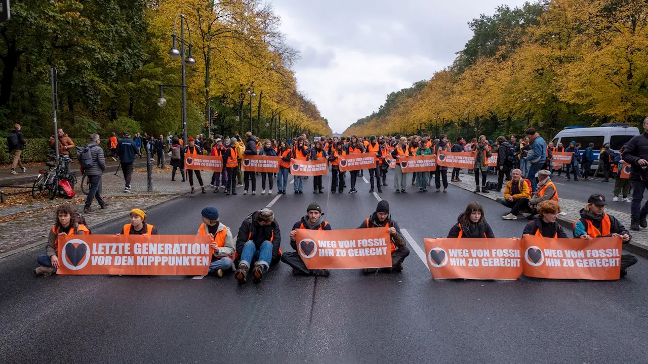 Klimaaktivisten blockieren Straße des 17. Juni in Berlin