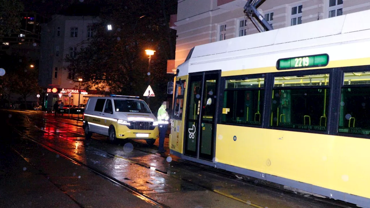 Randalierer beschädigt Straßenbahn und entkommt der Polizei