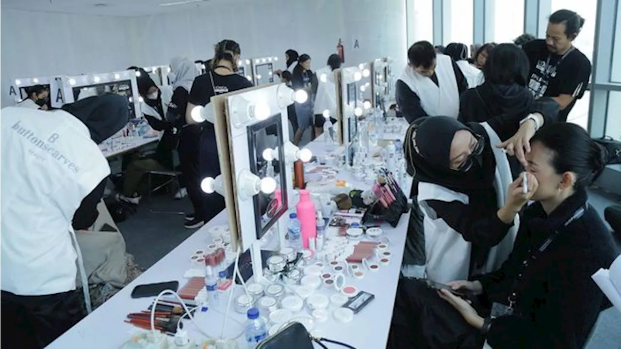 Bikin Pangling, Intip Persiapan Model di Backstage JFW 2024