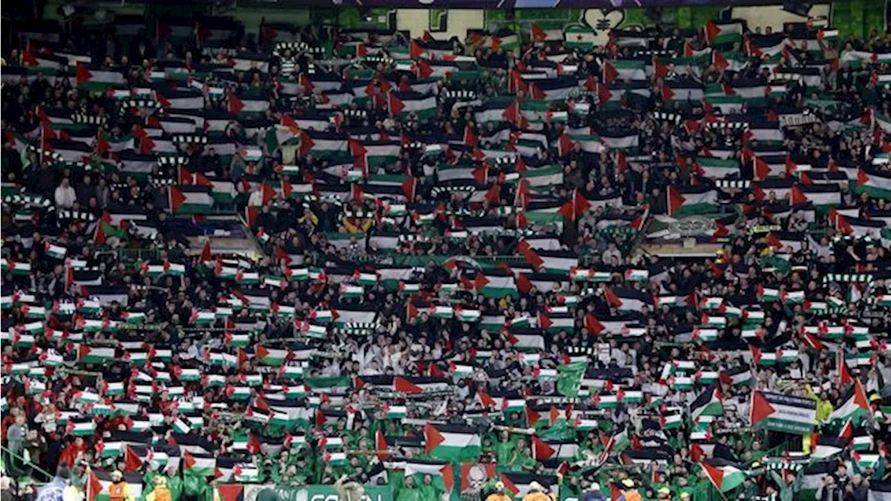 Momen Fans Celtic Bentangkan Ribuan Bendera Palestina