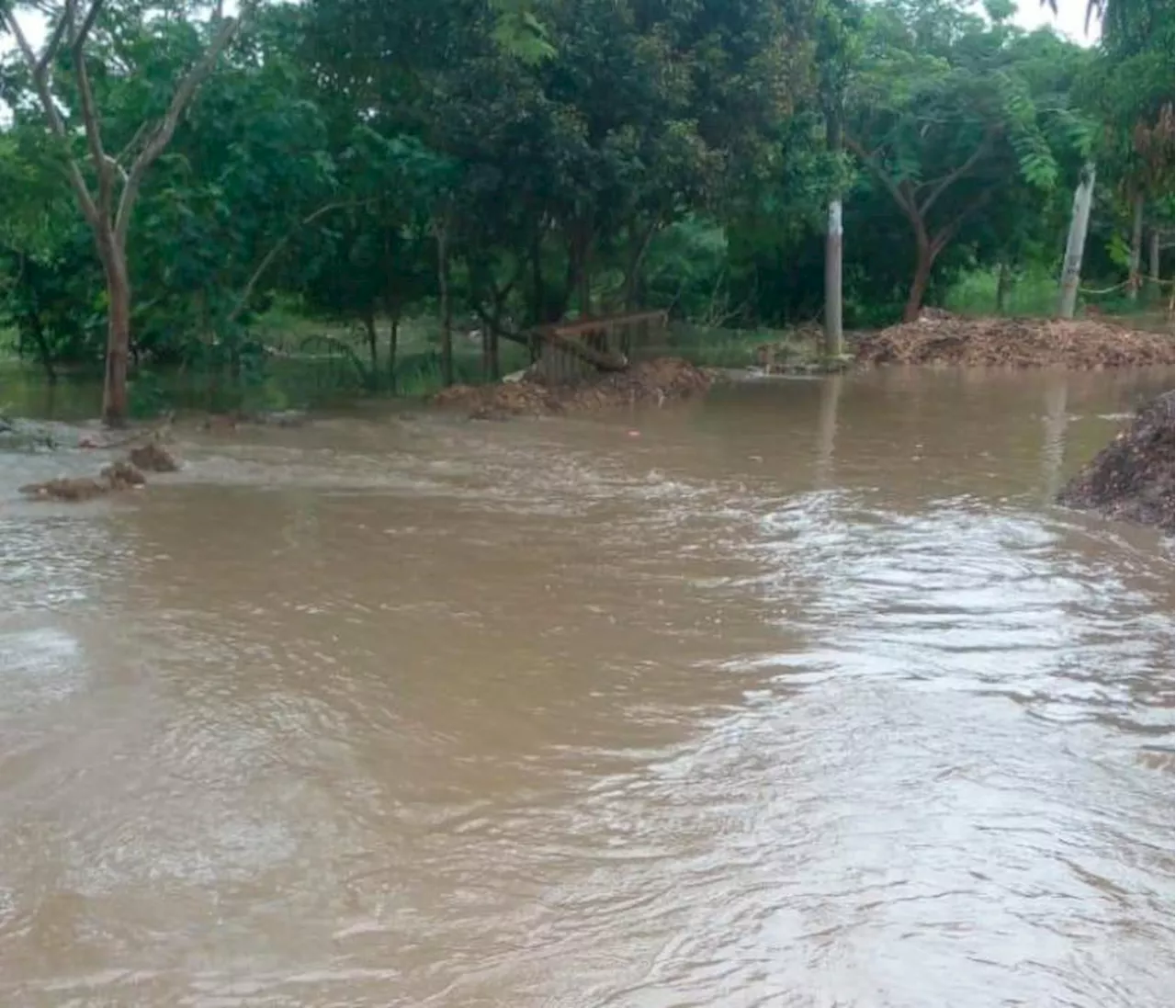 Emergencia: reportan tres desaparecidos en caño del barrio El Pozón