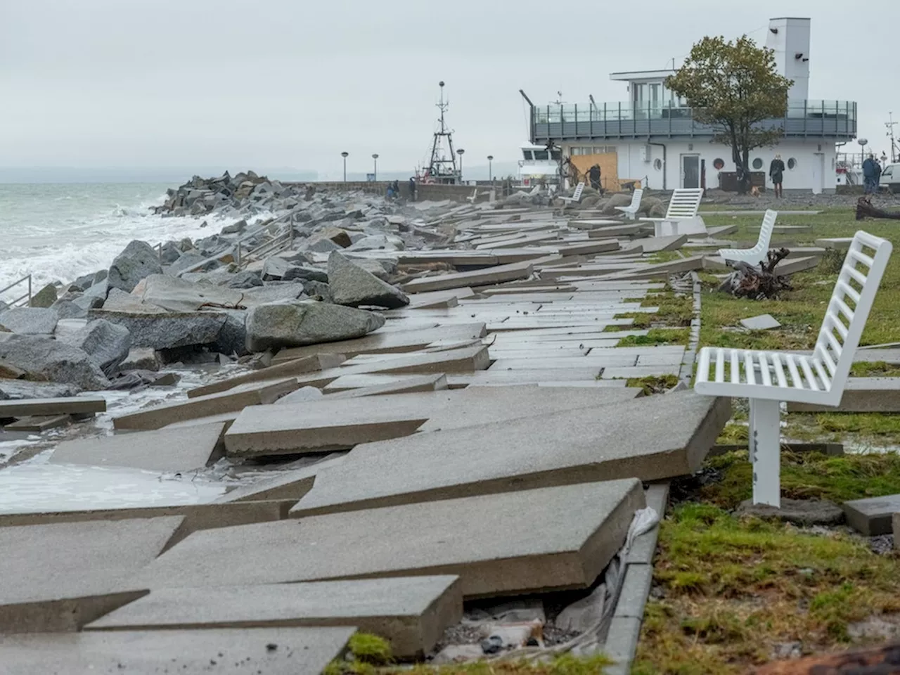 Hunderte Freiwillige reinigen die Promenade von den Schäden der Sturmflut