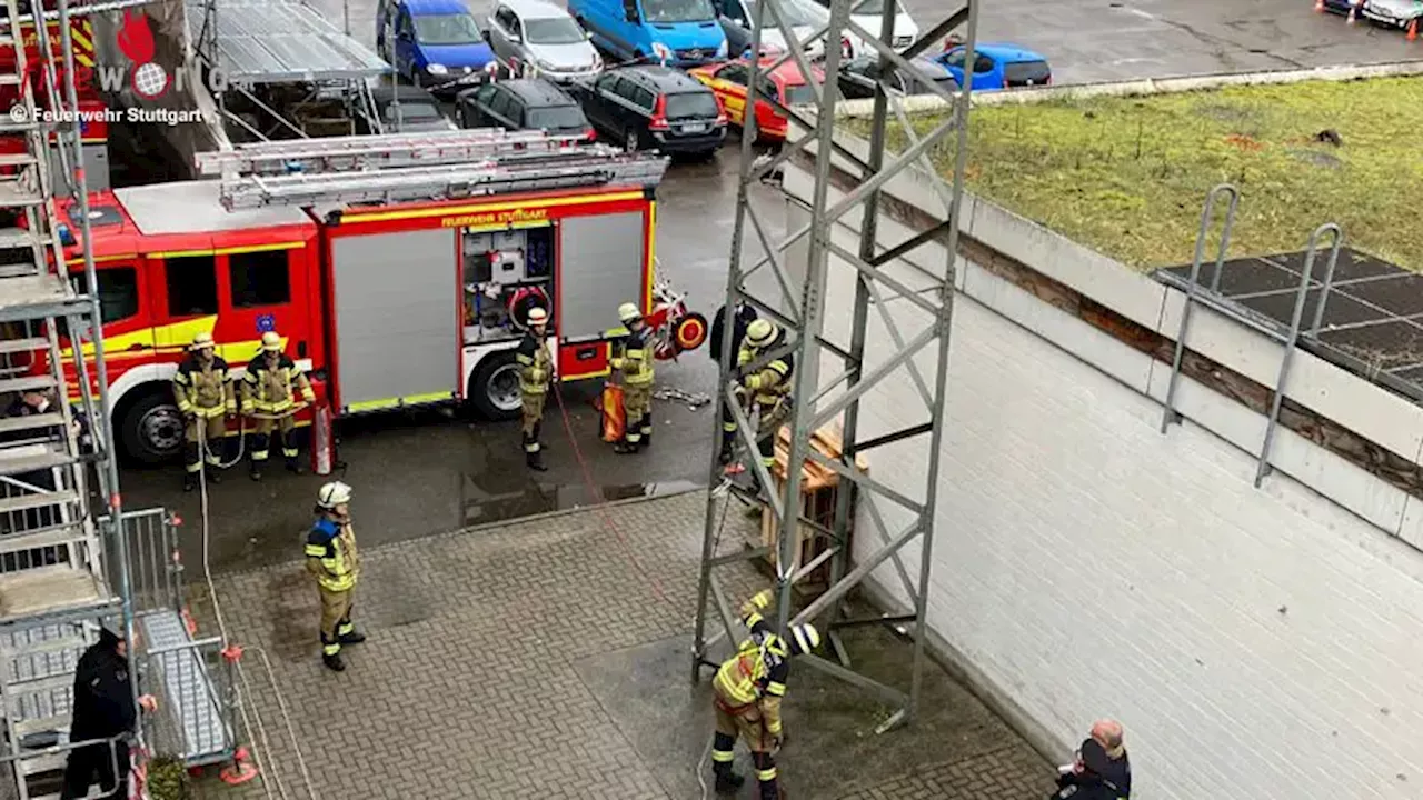 D: Eine Feuerwehrfrau und 29 Feuerwehrmänner bestehen ihre Laufbahnprüfung bei der Feuerwehr Stuttgart