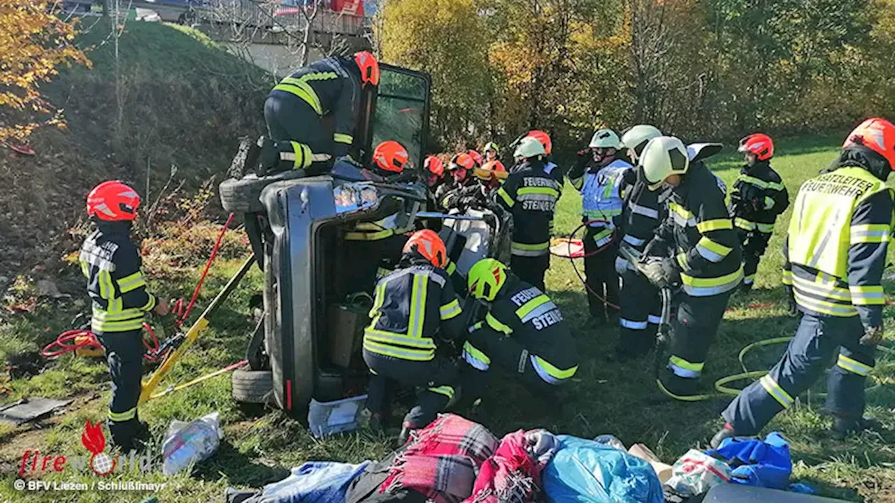 Stmk: Fahrzeug bei Gröbming auf Leitschiene von B 320 abgehoben und über Böschung gestürzt → zwei Personen eingeklemmt