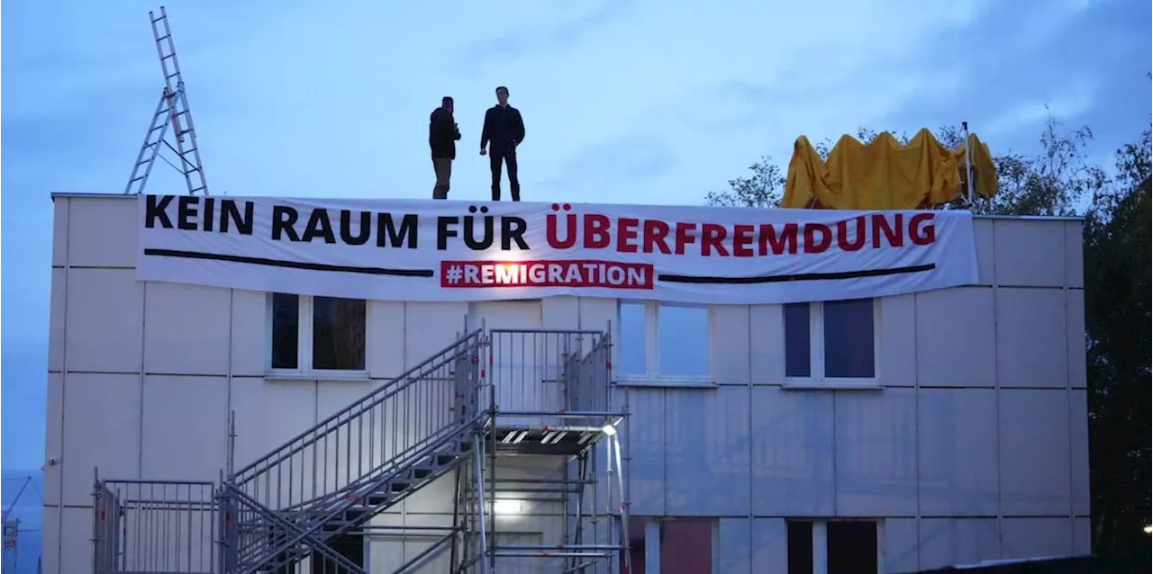 Rechte Demonstranten stören Bau von Flüchtlingsunterkunft