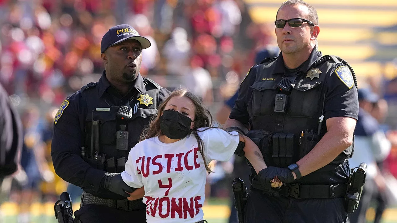 Berkeley-USC game delayed after students protest Berkeley professor’s stalking suspension