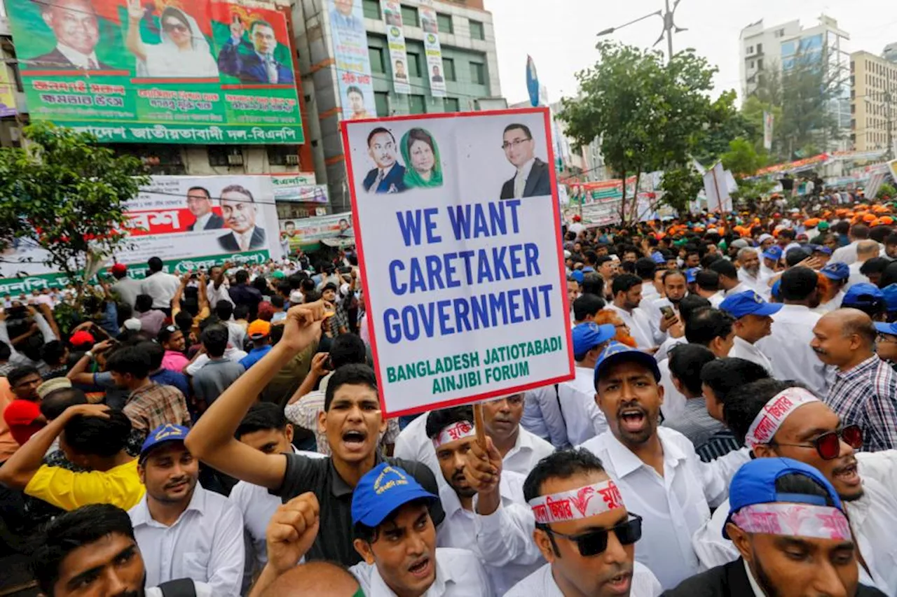 Police and opposition party supporters clash in Bangladesh violence