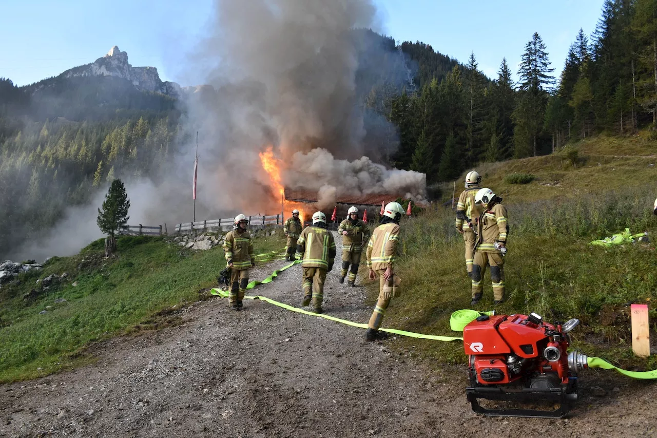 Gut besuchte Alm in Vollbrand – schwieriger Großeinsatz