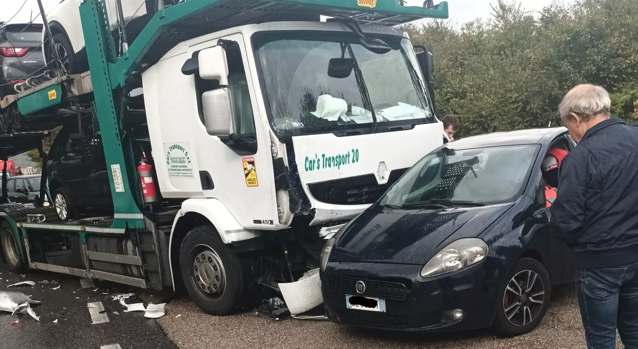 Cassino, donna al nono mese partorisce dopo l'incidente in auto: mamma e figlia stanno bene