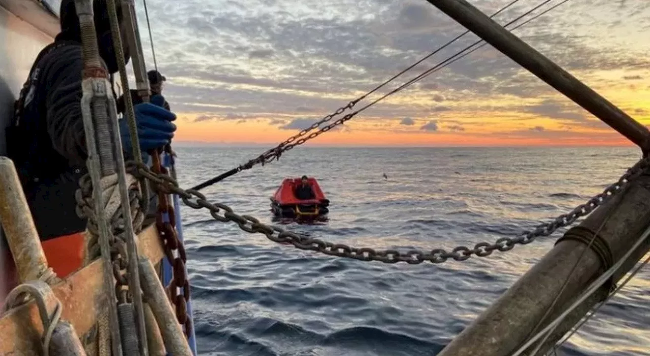 Pescatore scomparso da due settimane ritrovato su una zattera. «Mangiava salmone per sopravvivere»